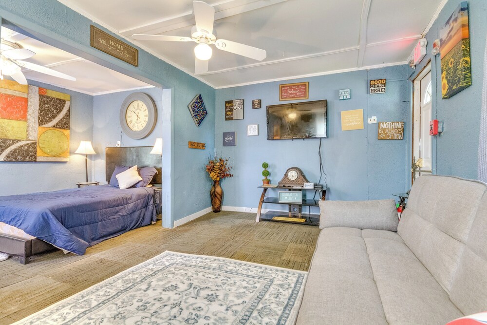 4 Mi to Dtwn Little Rock: Studio w/ Porch