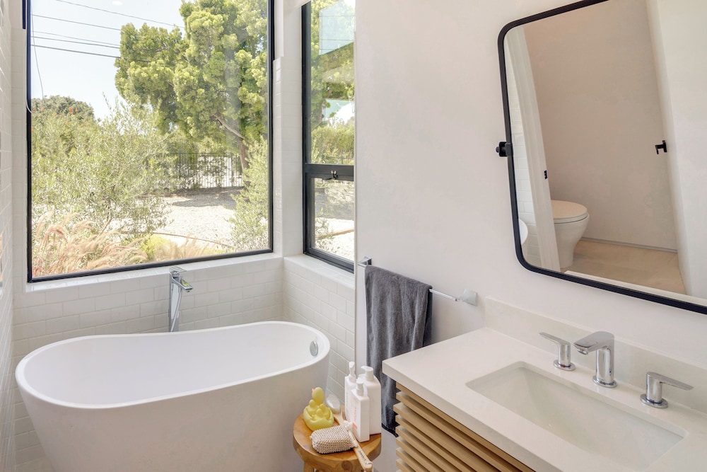 1 Mi to Point Dume: Mtn-view Escape w/ Patio!