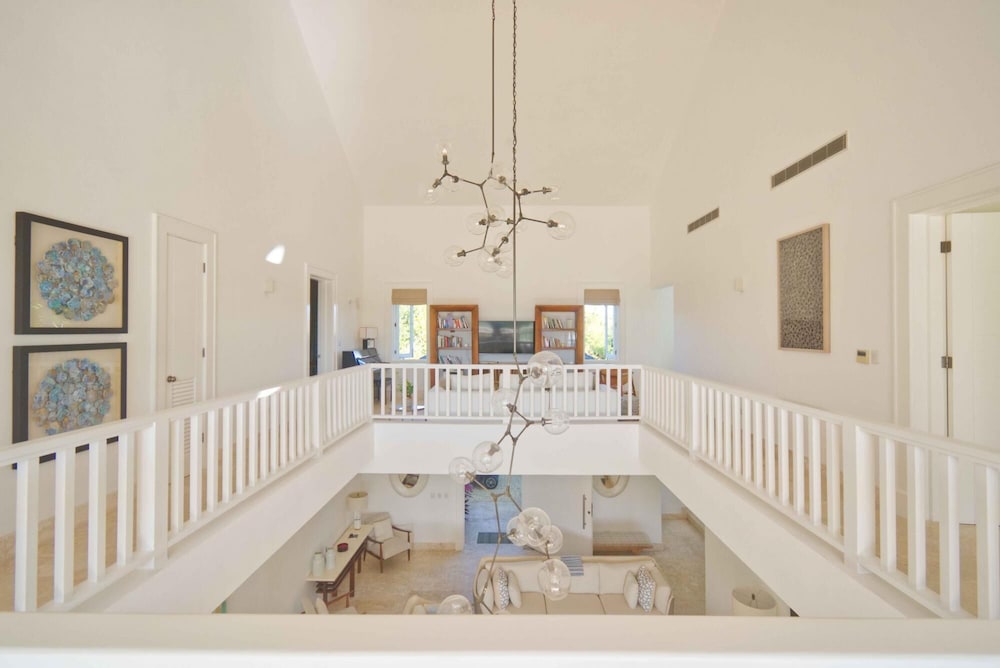 Modern Villa w Golf and Lake View in Beach Resort
