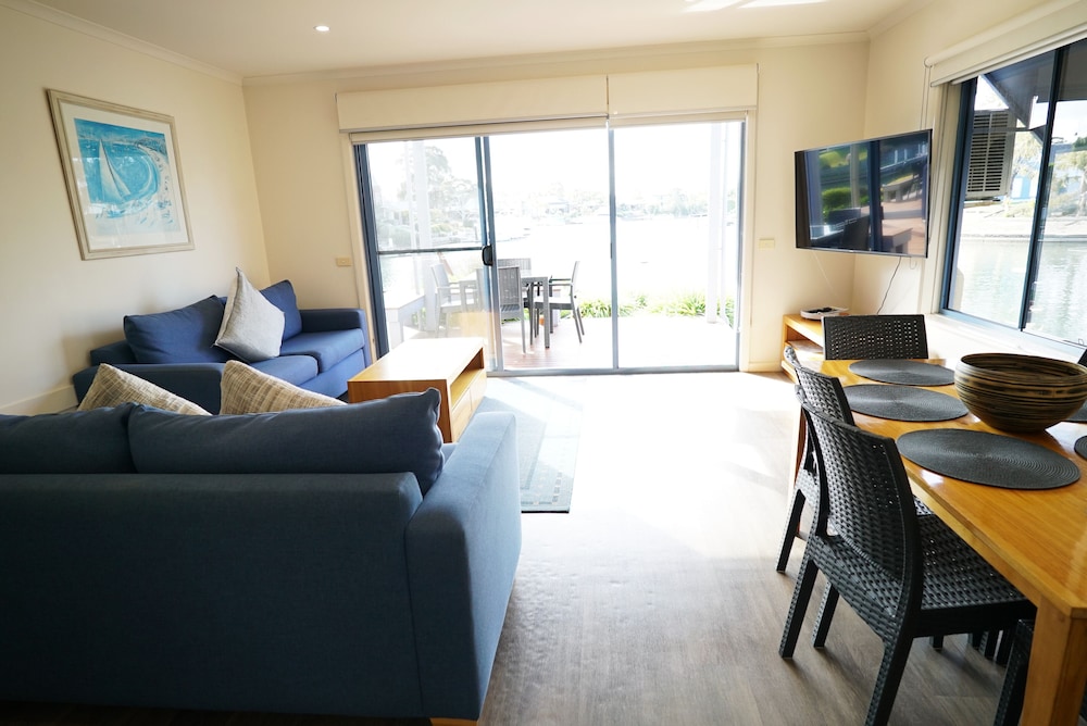 Captains Cove Resort - Waterfront Apartment