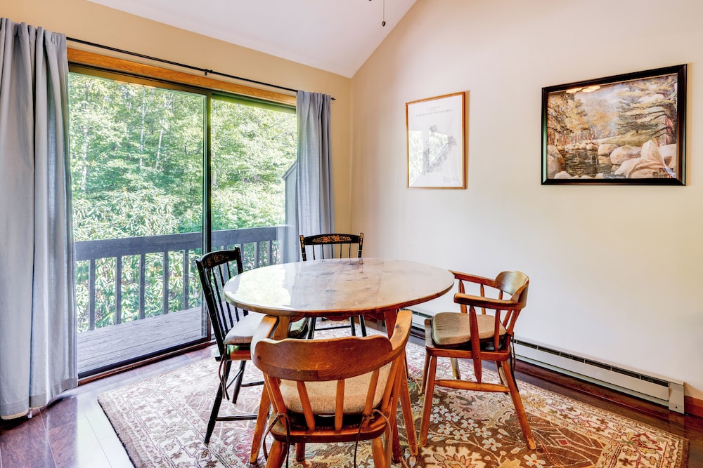 Near Skiing & Hiking! North Conway Gem w/ Balcony