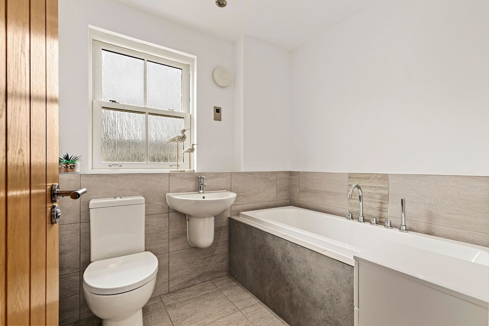 Maes-y-berllan - Close to Village and Beach