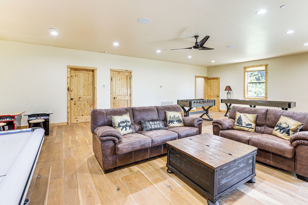 Hot Tub + Game Room: Mtn-view Retreat in Big Bear!
