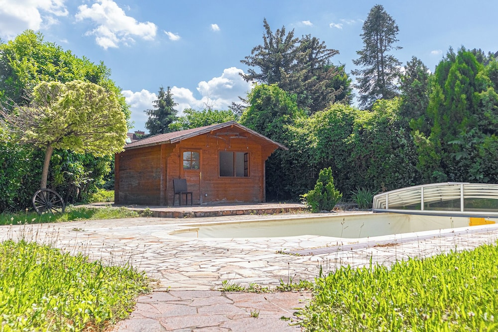 Luxury Garden Villa Sleeps 16 Guests