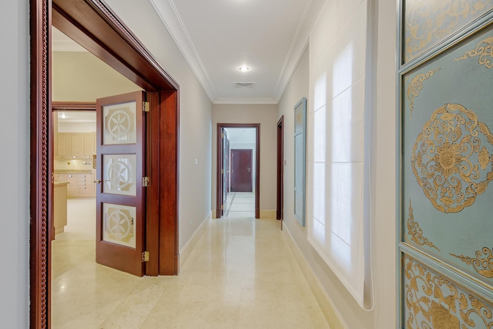 Palm Jumeirah Beach Front XL Villa w Prvt Pool