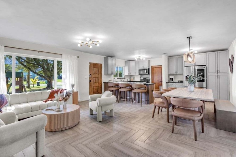 4br Biscayne River Home: Pool & Pickleball Fun 4 Bedroom Home
