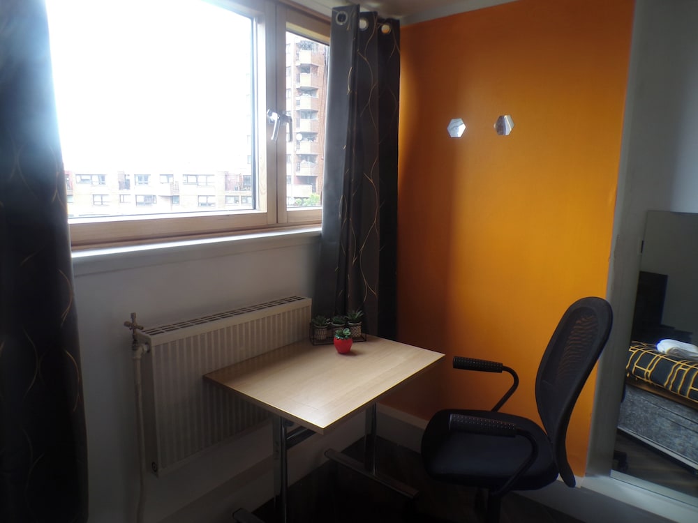 Chelsea Orange Apartment Sleeps10-petsok-parking