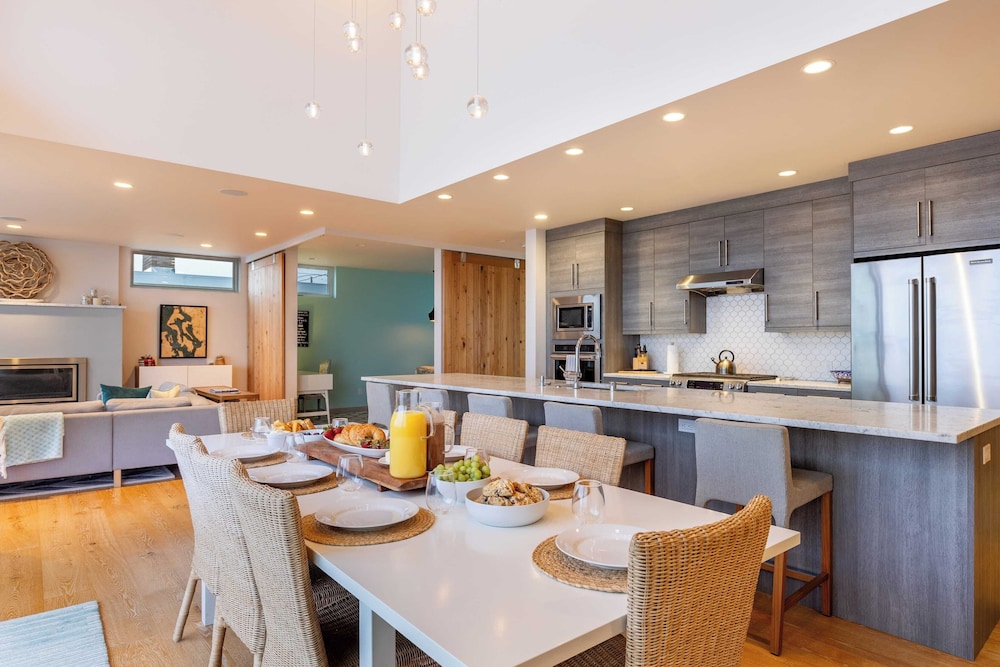 Chic Whidbey Island Waterfront Home w/ Hot Tub, Firepits + Views
