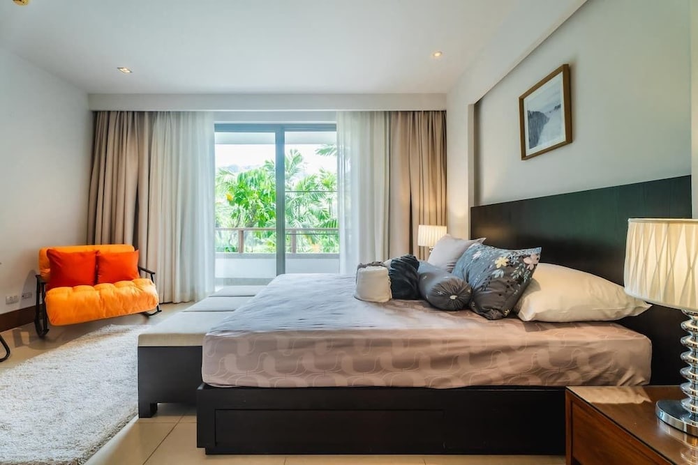Elegant Beachfront 3BR Condo at Pearl of Naithon