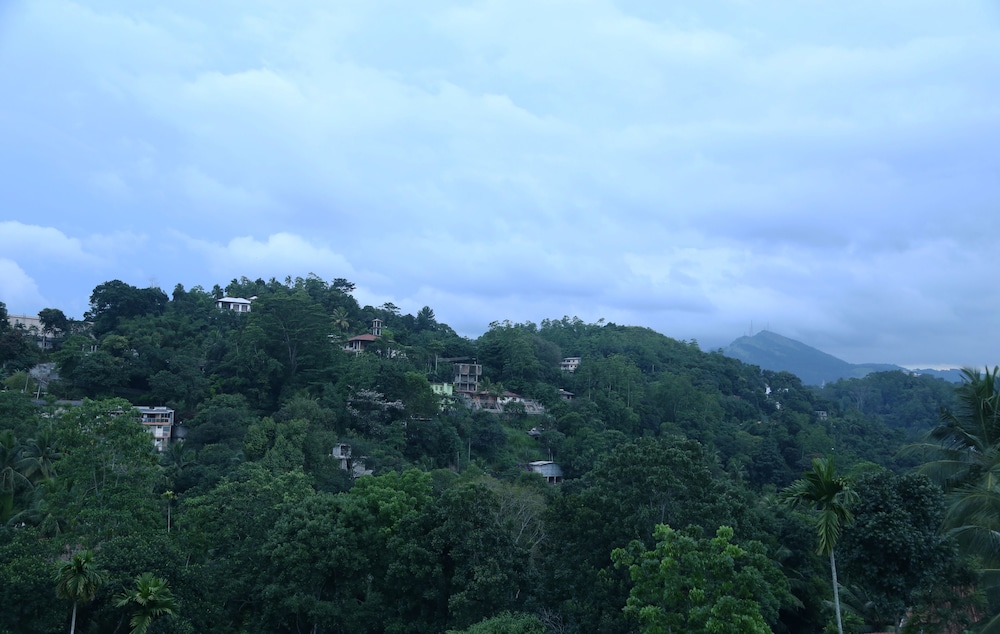 Moon Hills Hotel
