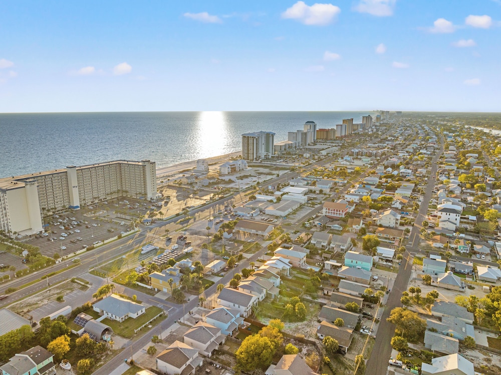 Just Beachy 3BR Dog-friendly Townhouse Near Beaches & Attractions!
