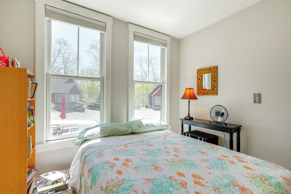 Lake Access & Pools: Sun-soaked Westford Cottage!