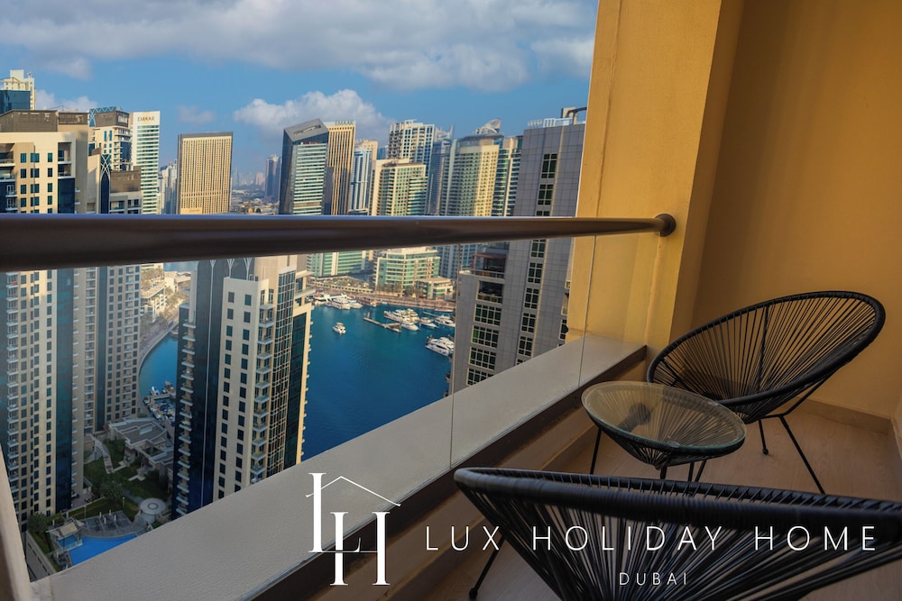 LUX Contemporary Marina View Suite 7