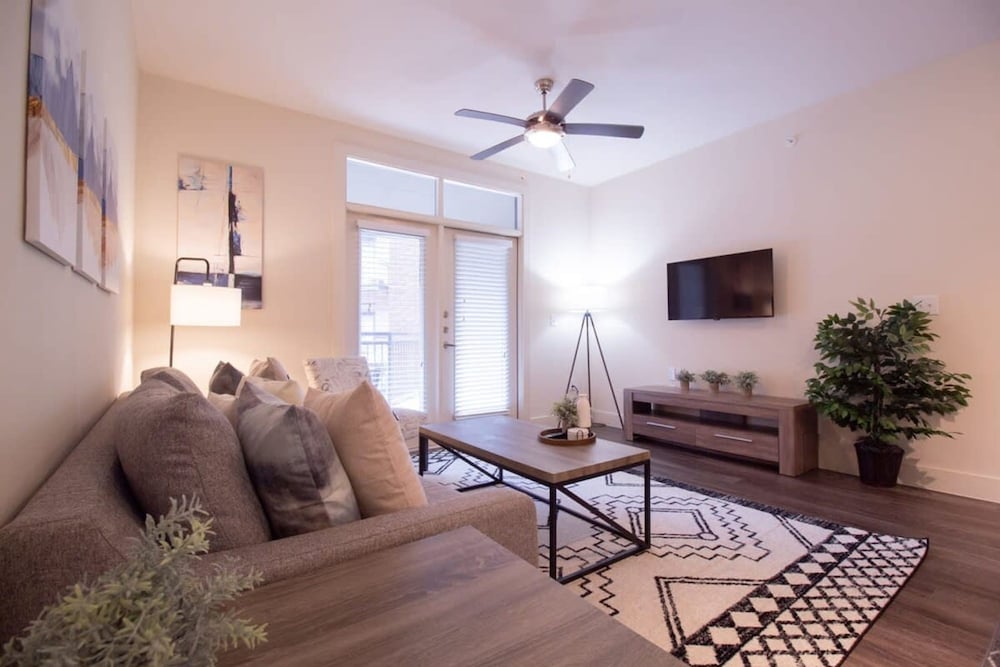 Revive Tanglewood Stunning 2BR in Uptown Houston