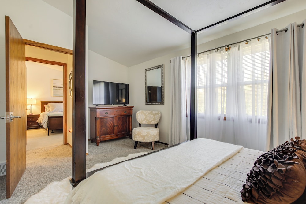 Near Medical Corridor: 'whimsy Wisconsin' Duplex