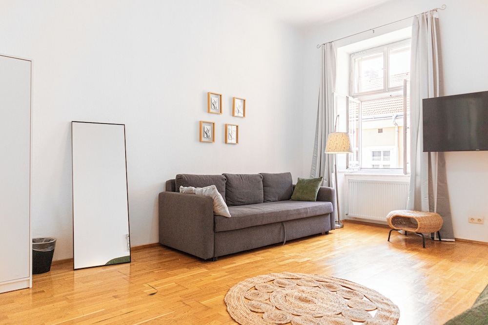 Beautiful 2BR Apartment Near Rennweg
