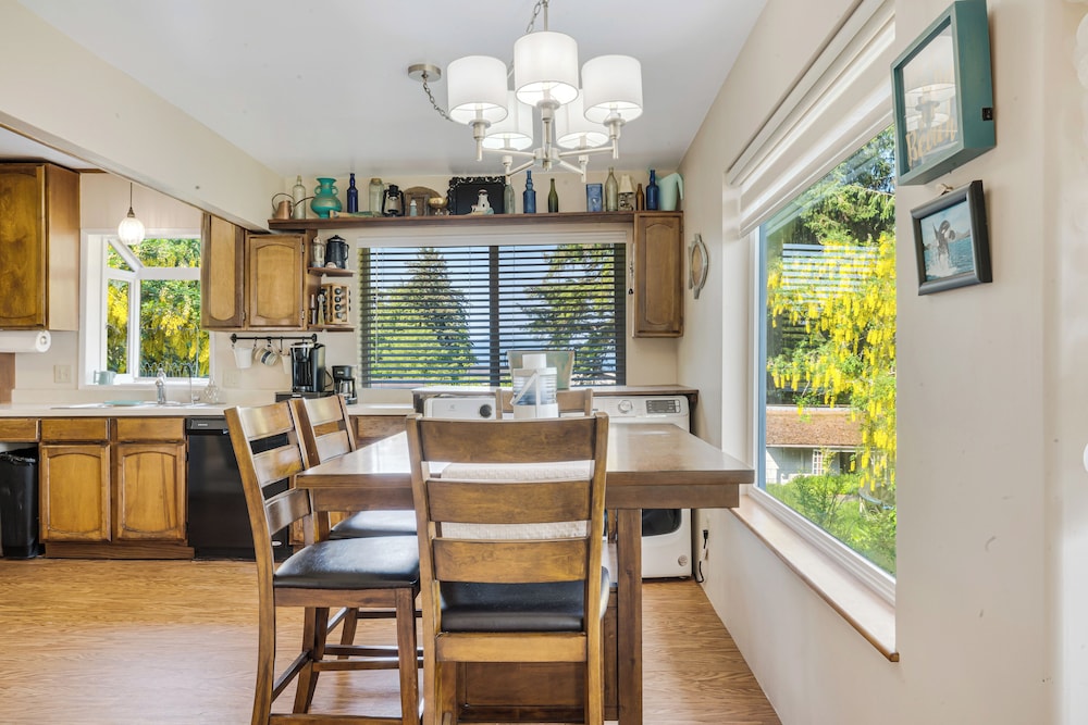 6 Mi to Main St: Oceanfront Cottage in Ketchikan