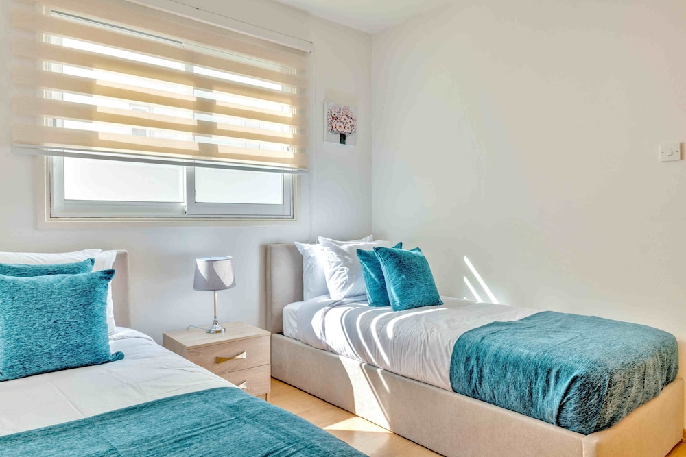 Phaedrus Living Modern City Flat Elpida