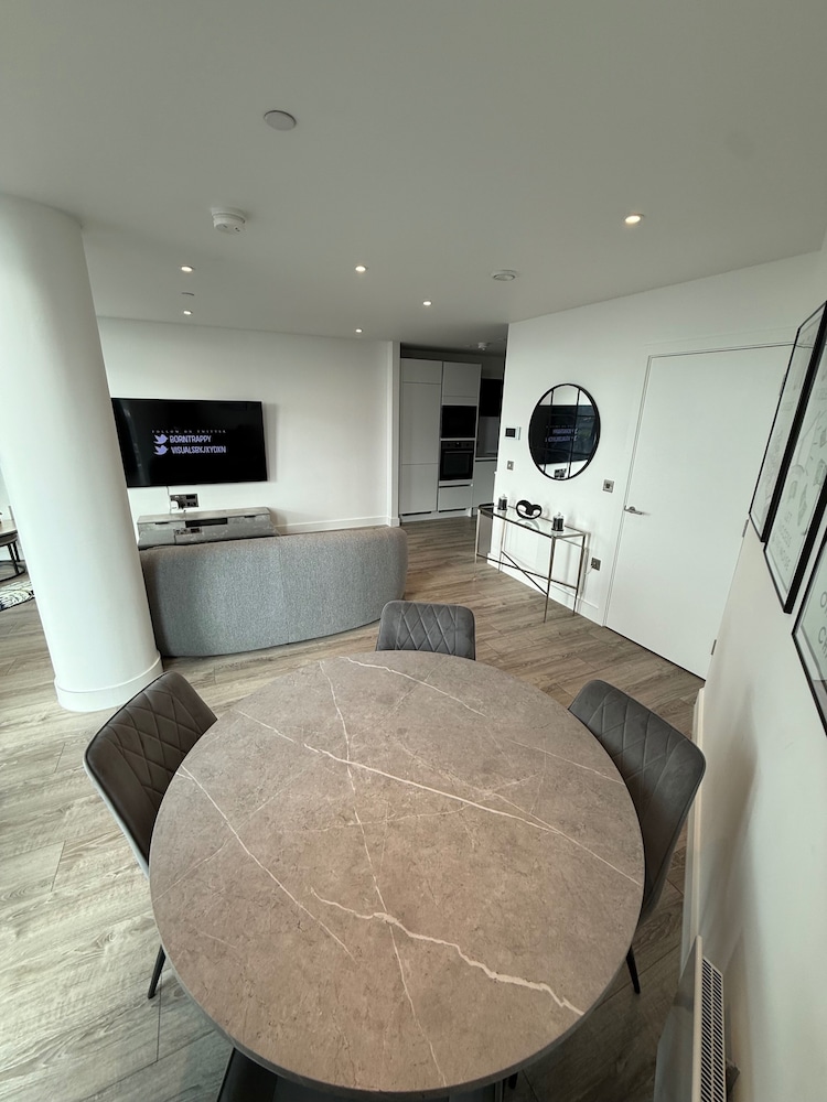 Apt Sleeps 6 With Two Bathrooms