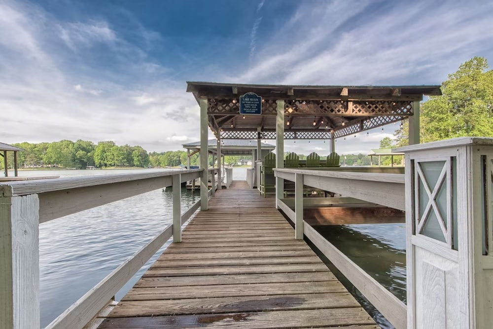 Lucky s Lake House by Avantstay Private Lake Bar