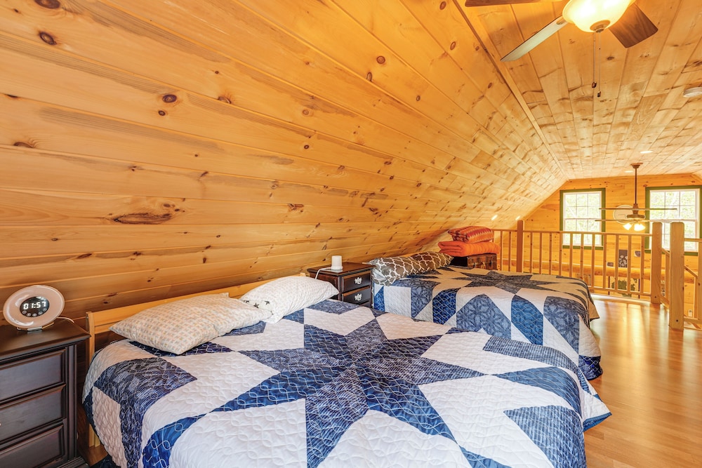 2 Mi to Marina & Beach: Frye Island Retreat!