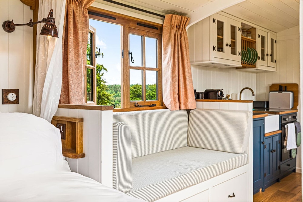 Quercus Redwood - Sleeps 4 - From 375 Per Night