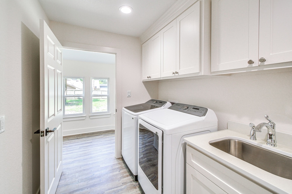 Lake Hamilton Views: Hot Springs Family Home!
