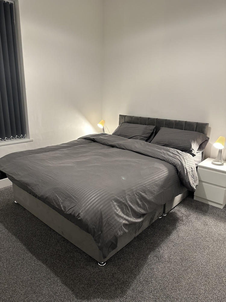 5-bed Apartment in Altrincham Near Airport view 4