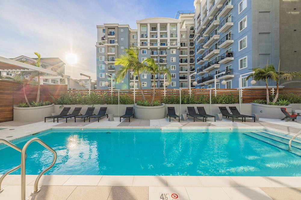@marbella Lane - Chic 2BR Penthouse w/ Ocean Views