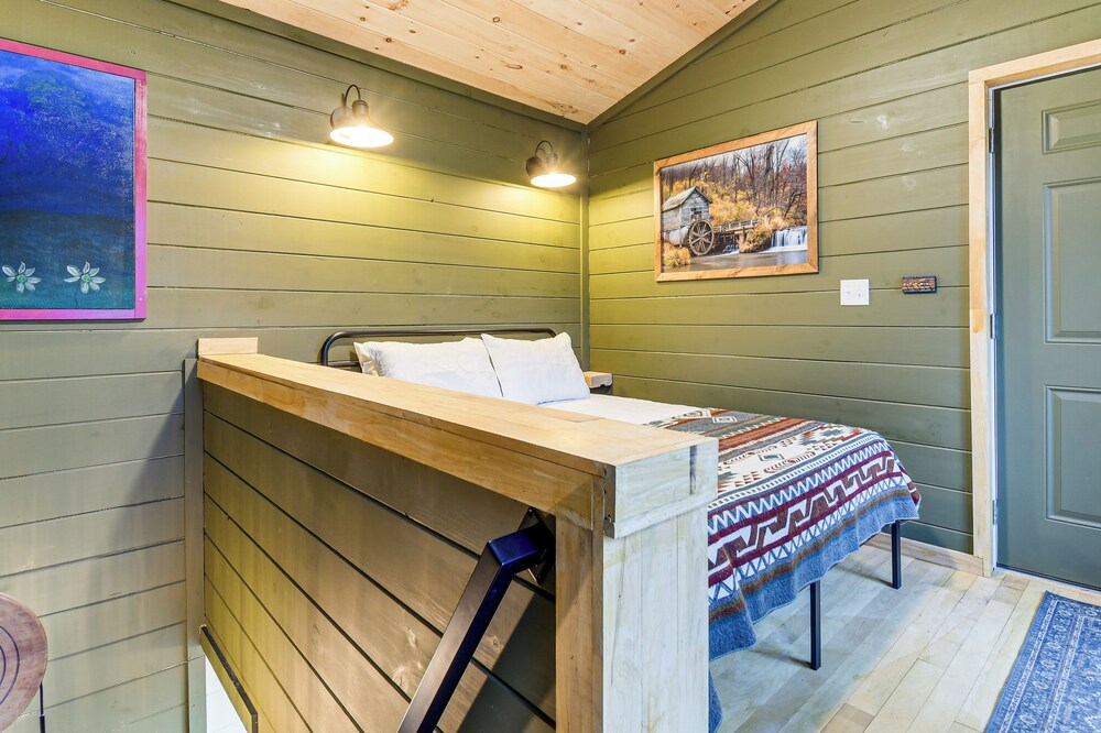 Secluded Red River Gorge Cabin w/ Rooftop Deck!