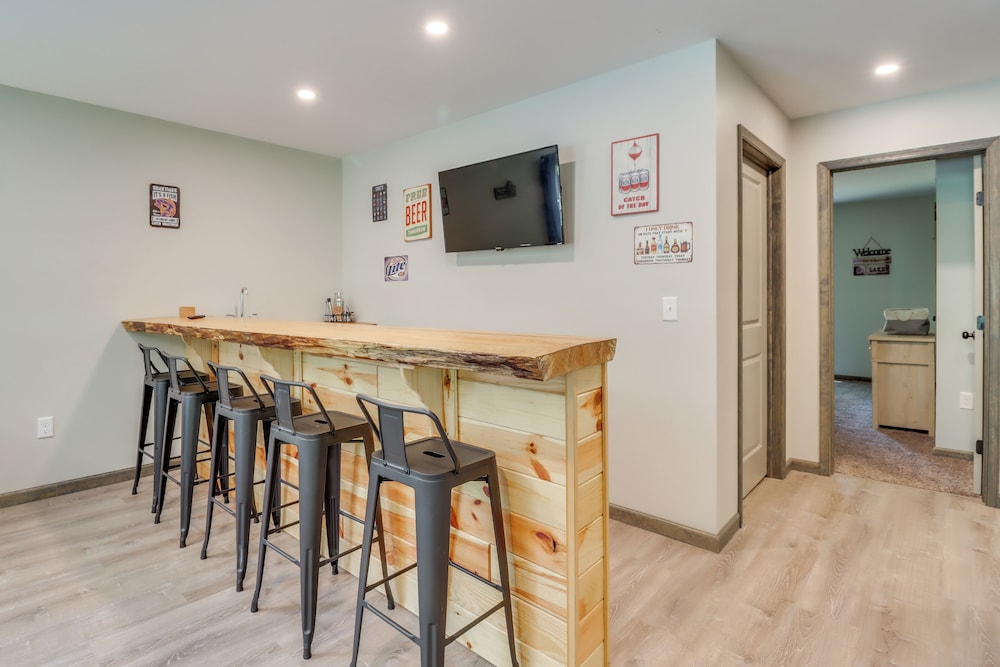 Hot Tub & Community Beach: Albrightsville Home!