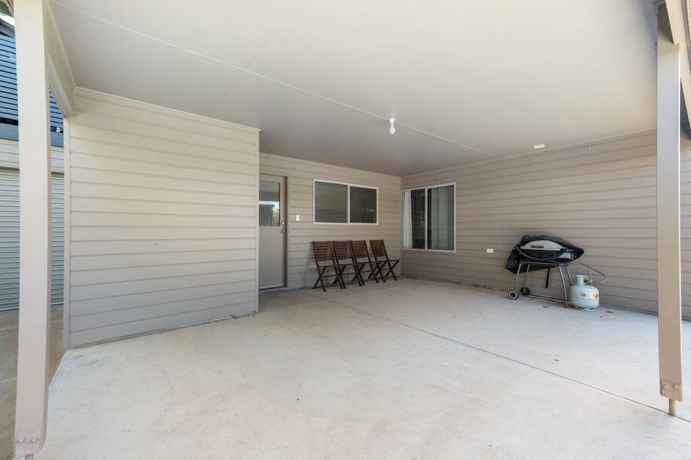 Spacious 3-bed Ground Level Beachside Stay