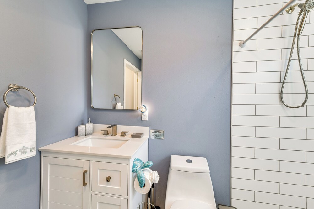 6 Mi to Dtwn: Sarasota Apt w/ Patio & Fire Pit