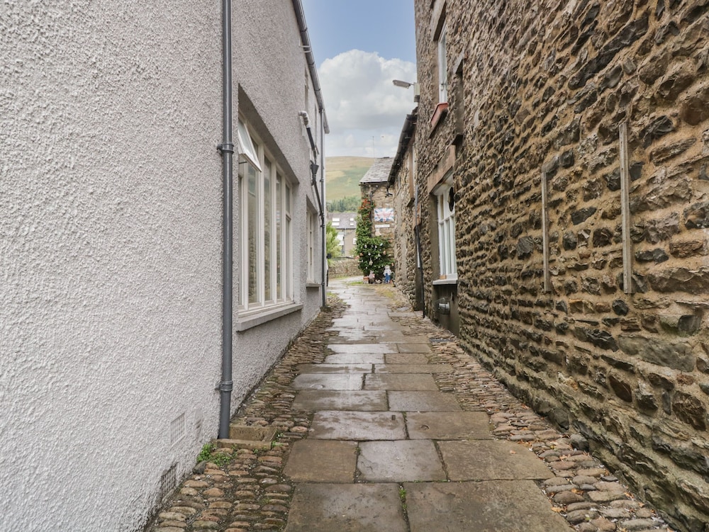 2 Kings Yard