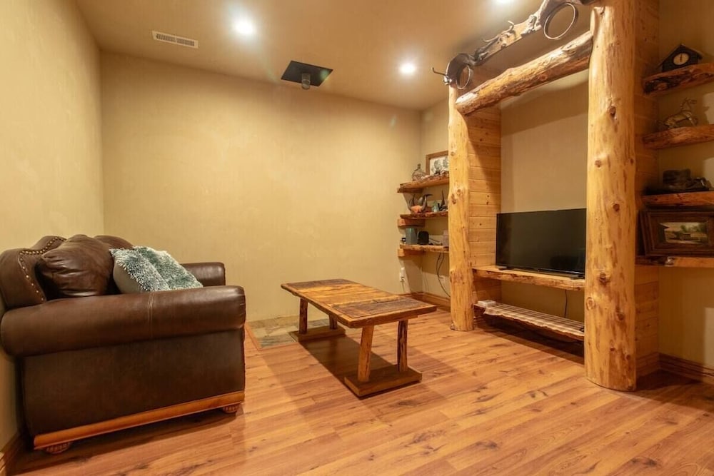 14 Guests 5BR 2BA Game room and Living