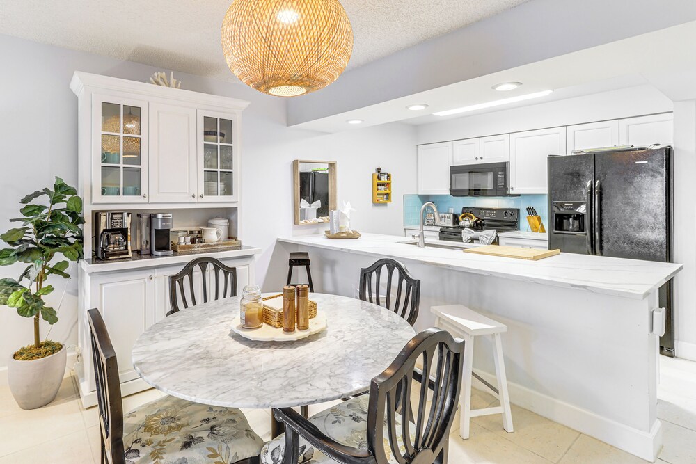 Pool & Beach Access: Vero Beach Condo!