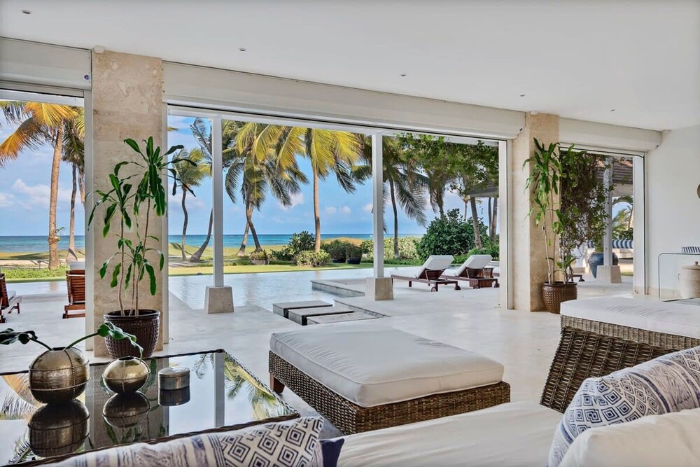 Oceanfront Golf Course Estate w Pool Guest House