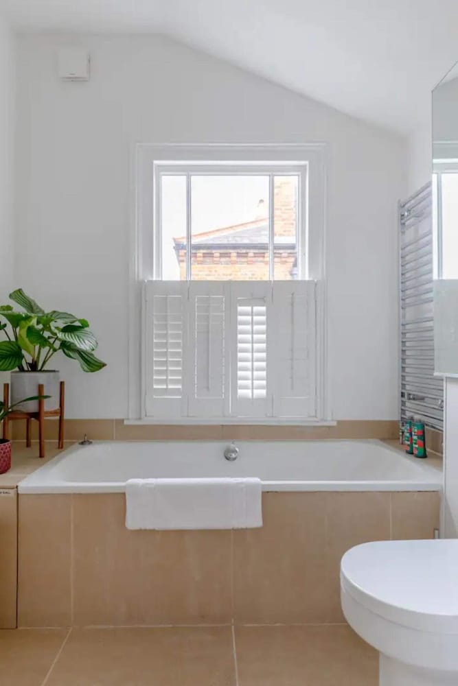 Beautifully Designed 2BD House - by Queen's Park!