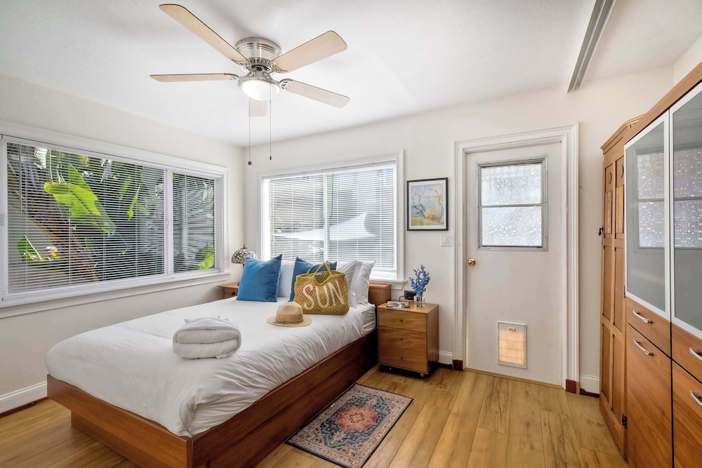 Vintage Beach Bungalow - For 6!
