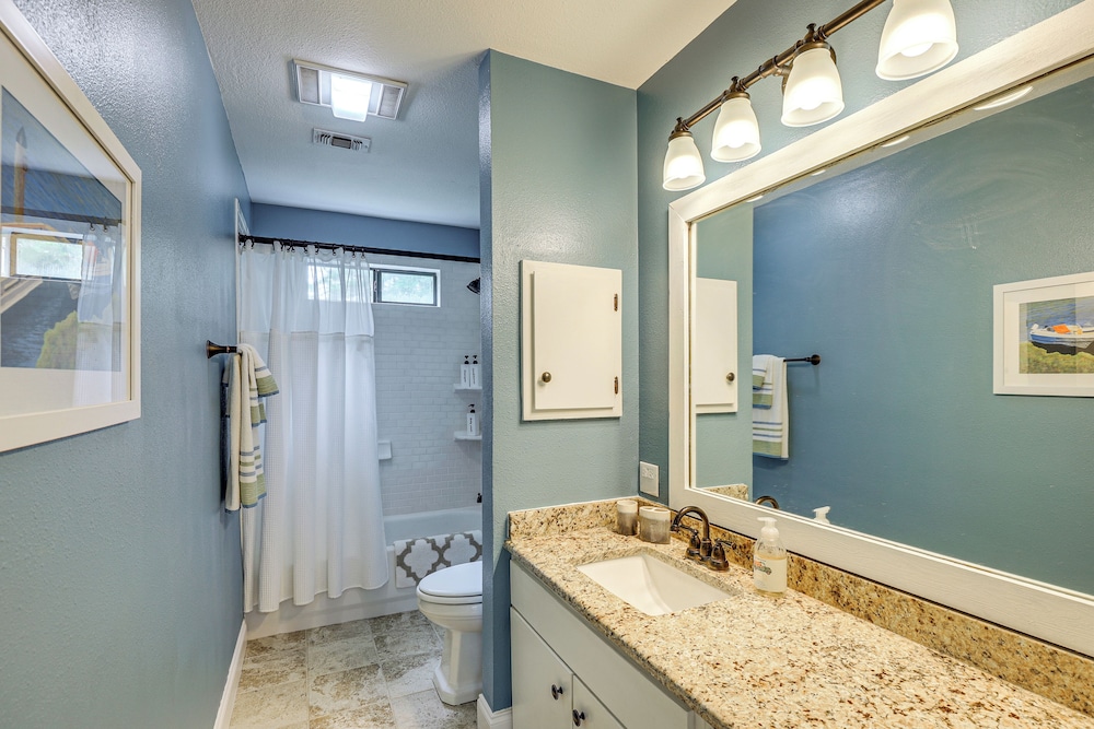 Mod on the Guad Home w/ Lake Mcqueeney Views!