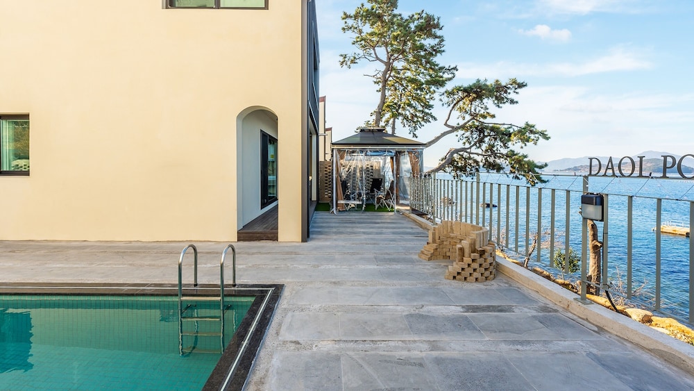 Geoje Daol Pool Villa Pension