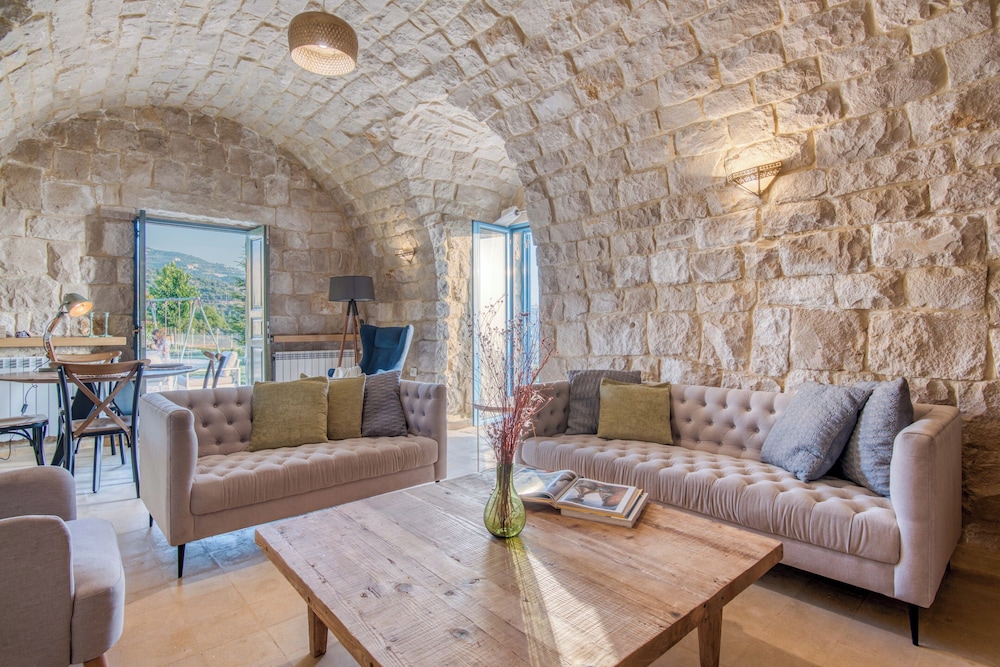 Red Oak House With Garden & Terrace in Assia, Batroun