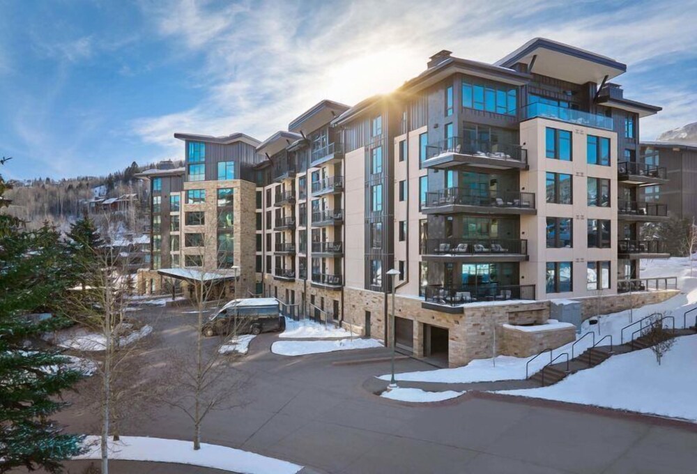Contemporary 3 Bedroom Luxury Ski In, Ski Out Residence in Snowmass Base Village