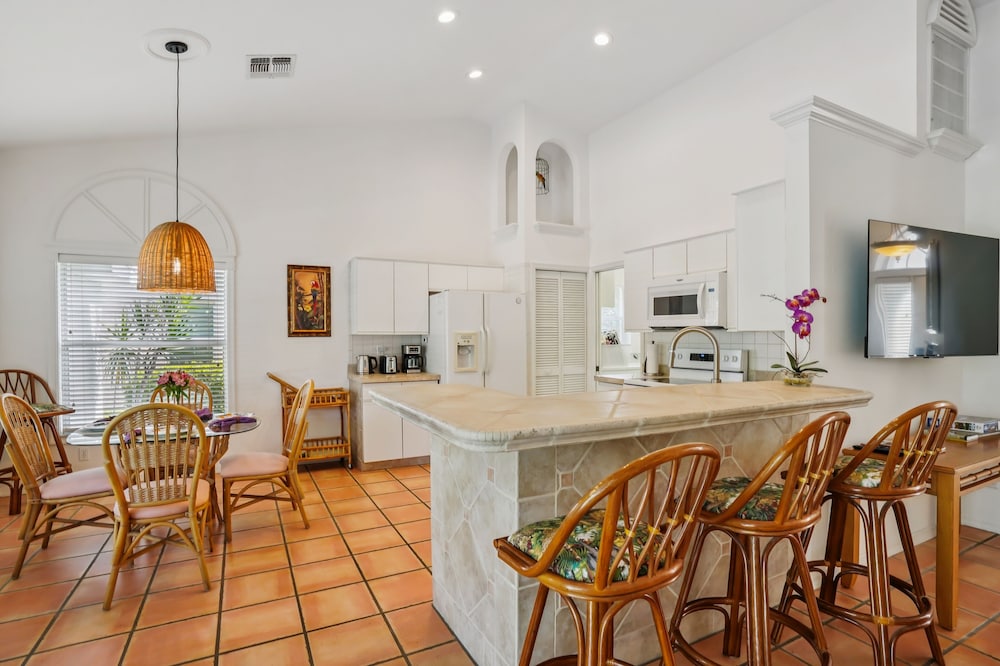 Relaxed Tropical Retreat 5 Miles To Beach 3 Bedroom Home