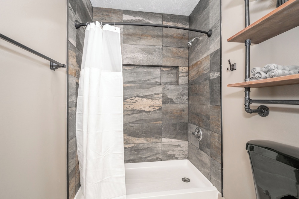 Arkstone Retreat 2 Chic 2 Bdr! view 3