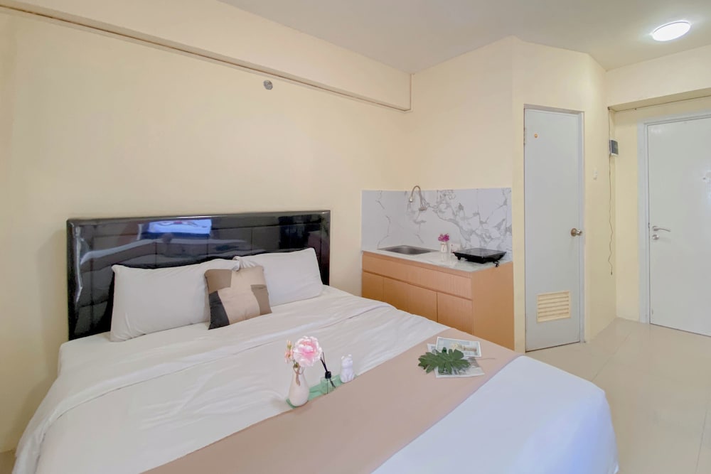 Nice Studio Green Pramuka City Apartment near Shopping Center