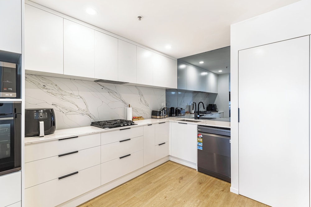 Central CBD Apt | Balcony & Style | Zodiak Stays