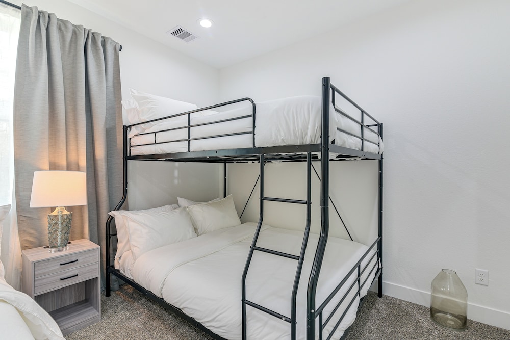 6 Mi to Dtwn Houston: Family-friendly Home w/ Yard