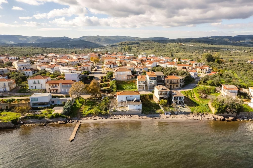 Nea Koroni Retreat - Cozy Seaside Nest view 5