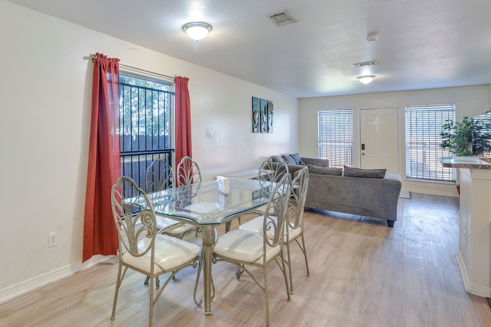 4 Mi to NRG Stadium: Spacious Houston Townhome!